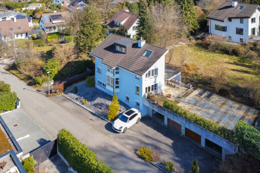 façade avec allée et garage intégré