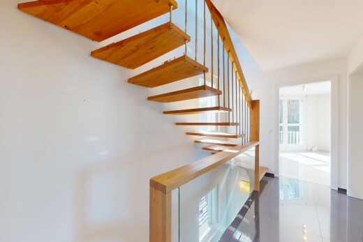 treppe mit treppen, natürliches licht, gipskartonwand, und fliesenboden