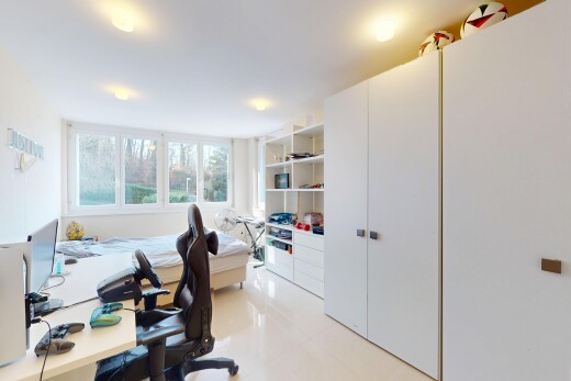 bureau avec cloison sèche, télévision, et lumière naturelle