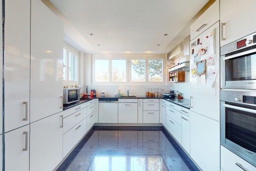 küche mit doppel backofen, mikrowelle, geschirrspülmaschine, kühlschrank, und natürliches licht