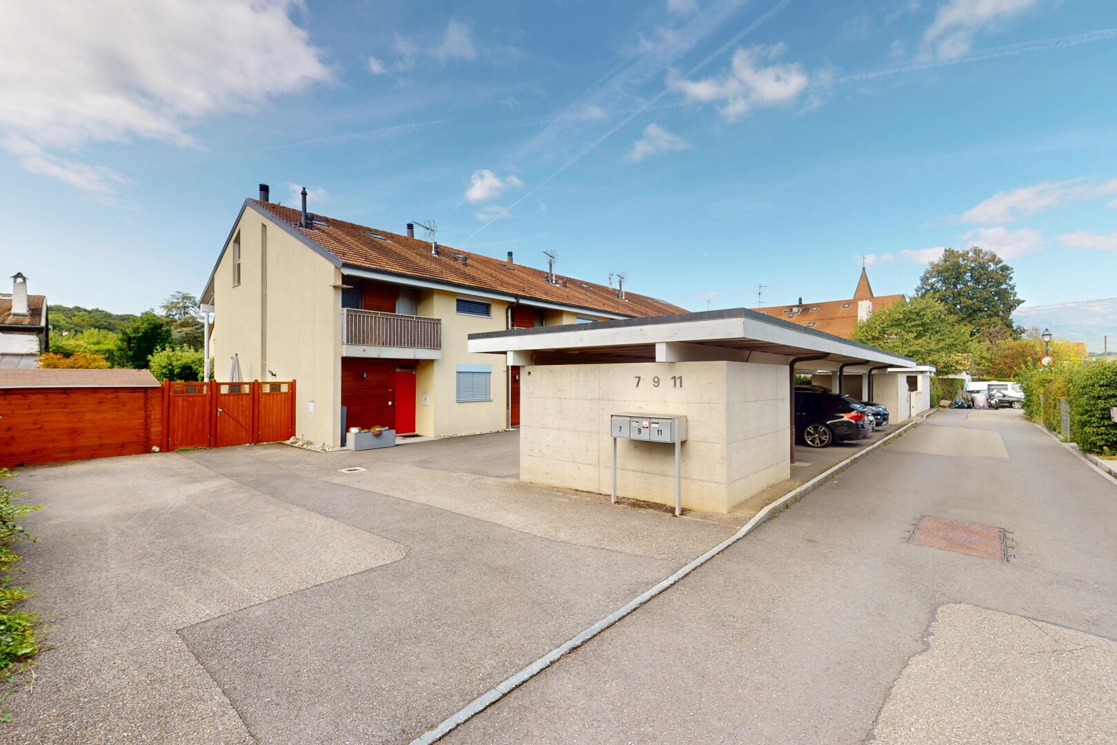 außenansicht mit day time, property visible, und parkplatz
