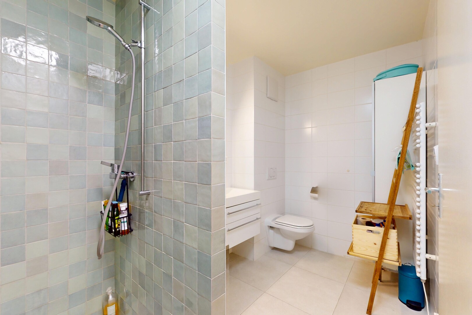 bad mit fliesenwand, tile wall, komplettes badezimmer, dusche, und fliesenboden