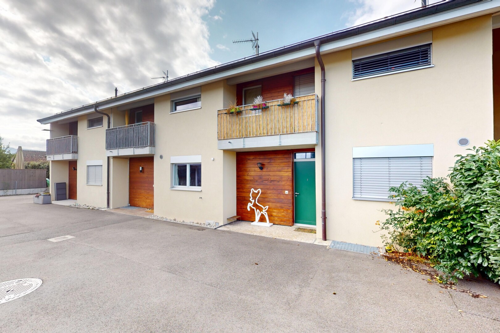 außenansicht mit balkon, stuckverkleidung, property visible, und day time