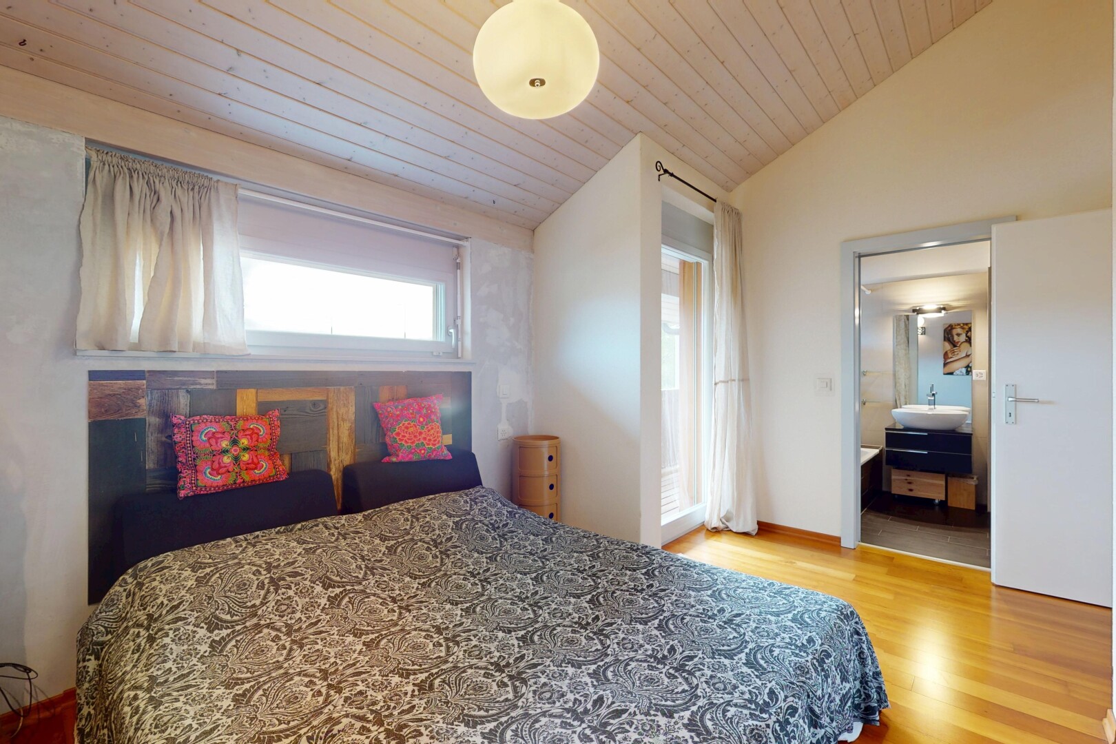 zimmer / schlafzimmer mit wood finish floor, holzfußboden, natural light, natürliches licht, und inside property