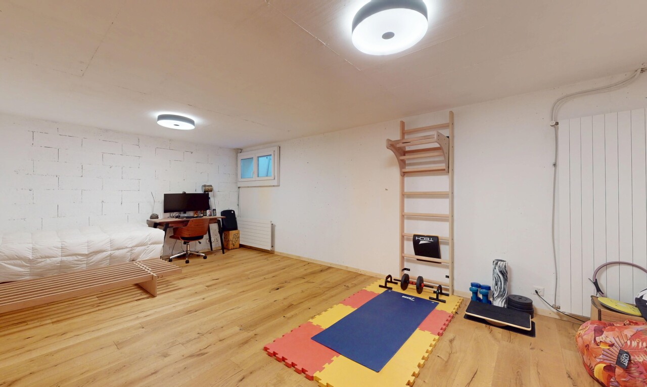 wohnzimmer mit bürobereich, holzfußboden, wood finish floor, inside property, und keller