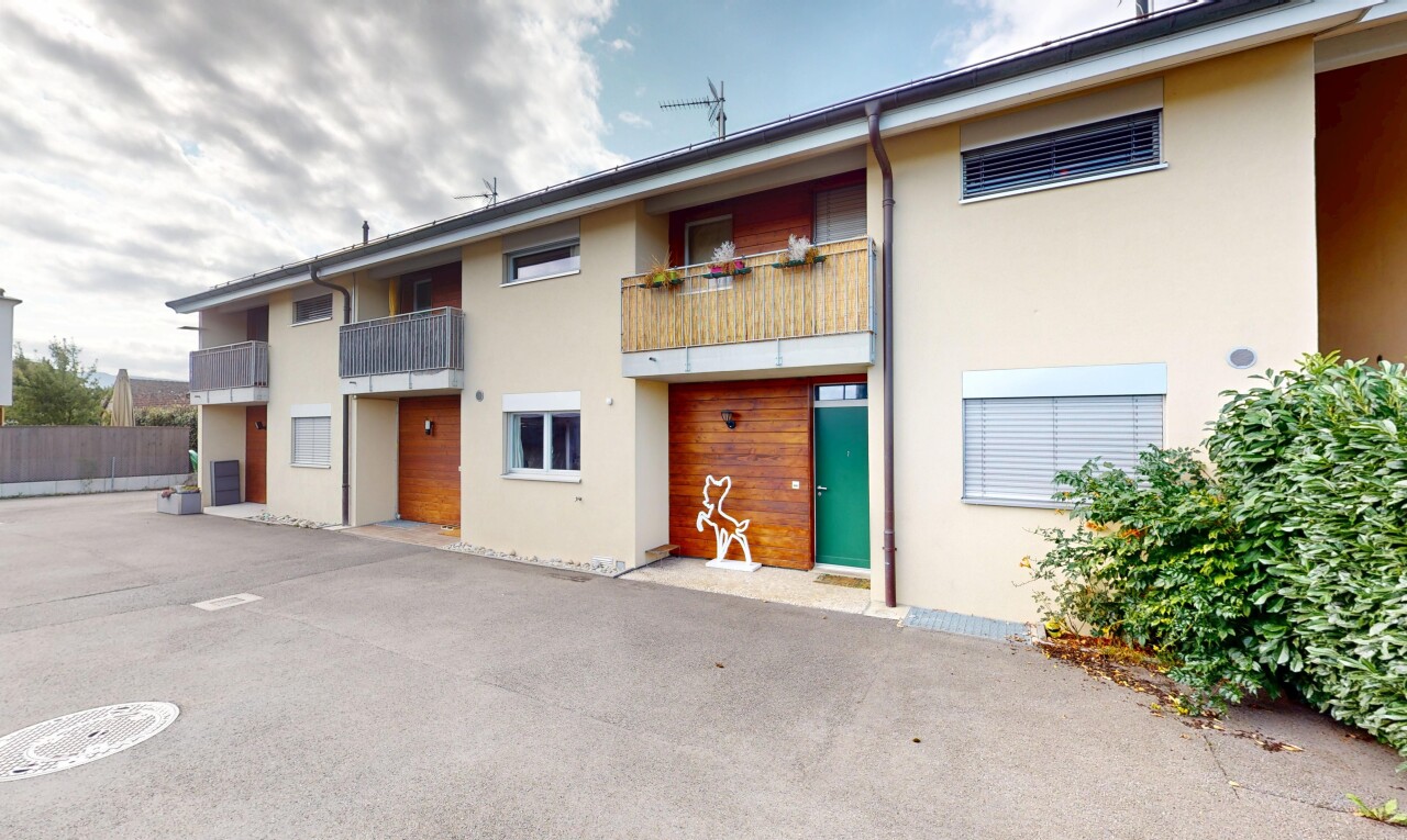 außenansicht mit balkon, stuckverkleidung, property visible, und day time