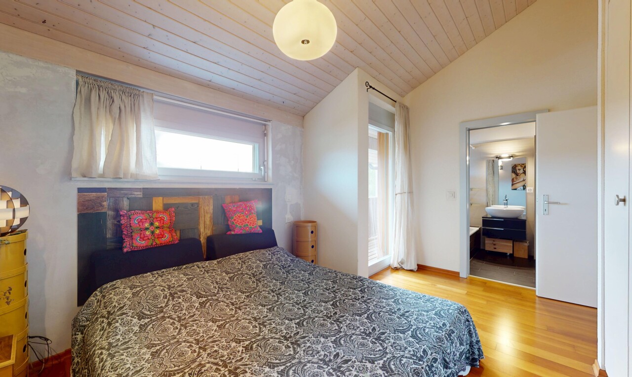 zimmer / schlafzimmer mit wood finish floor, holzfußboden, natural light, natürliches licht, und inside property