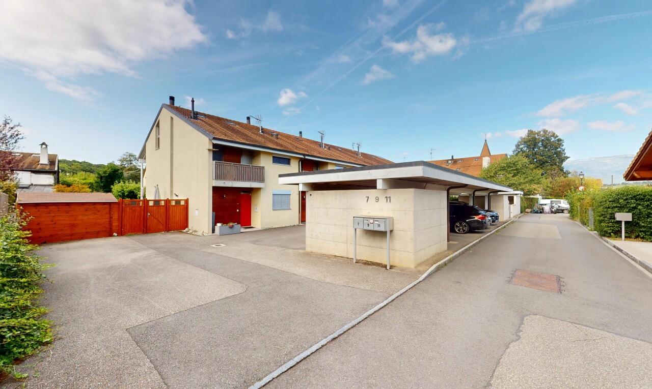 außenansicht mit day time, property visible, und parkplatz