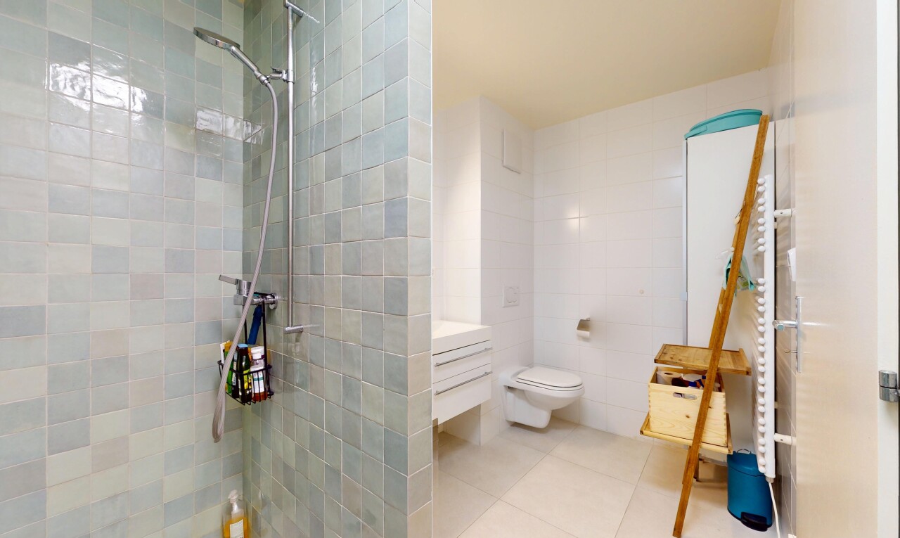 bad mit fliesenwand, tile wall, komplettes badezimmer, dusche, und fliesenboden