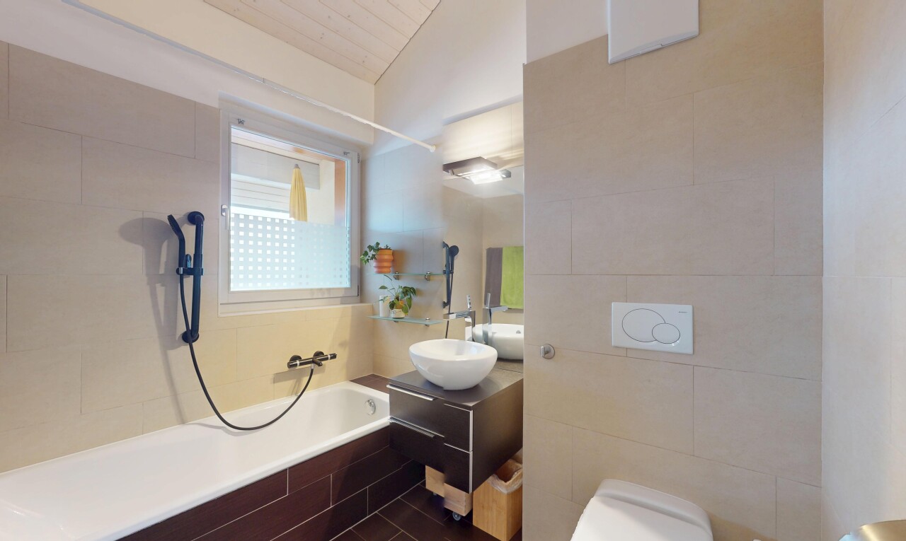 bad mit komplettes badezimmer, spiegel, schminktisch, natürliches licht, und natural light