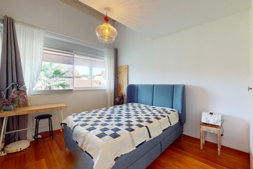 chambre avec sol en finition bois, wood finish floor, lumière naturelle, natural light, et inside property