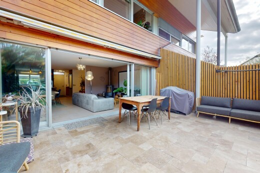terrasse avec property visible, gril, coin repas extérieur, terrasse, et overcast