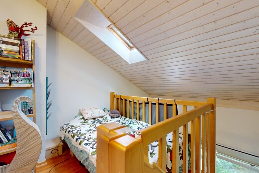 chambre avec puits de lumière, plafond voûté, vaulted ceiling, cloison sèche, et drywall