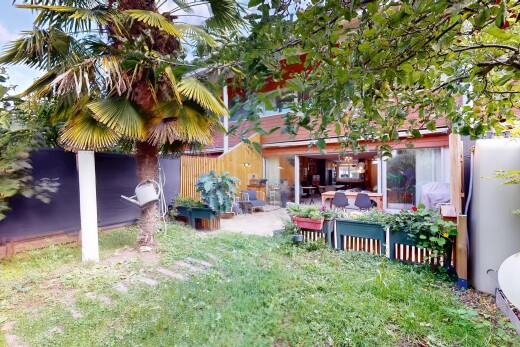 jardin avec terrasse, property visible, et clôture