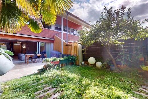 außenansicht mit property visible, terrasse, und zaun