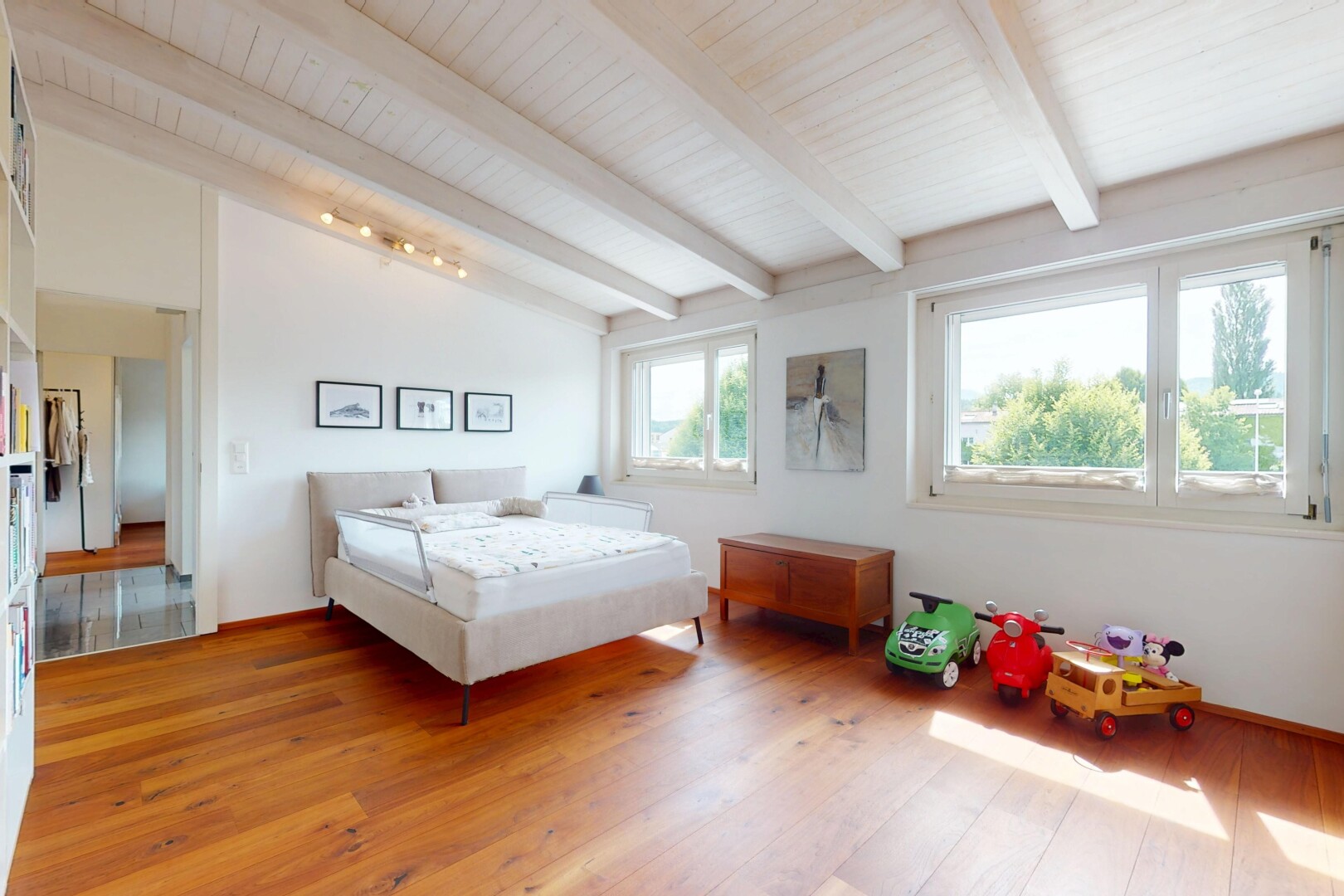chambre avec inside property, drywall, cloison sèche, natural light, et lumière naturelle