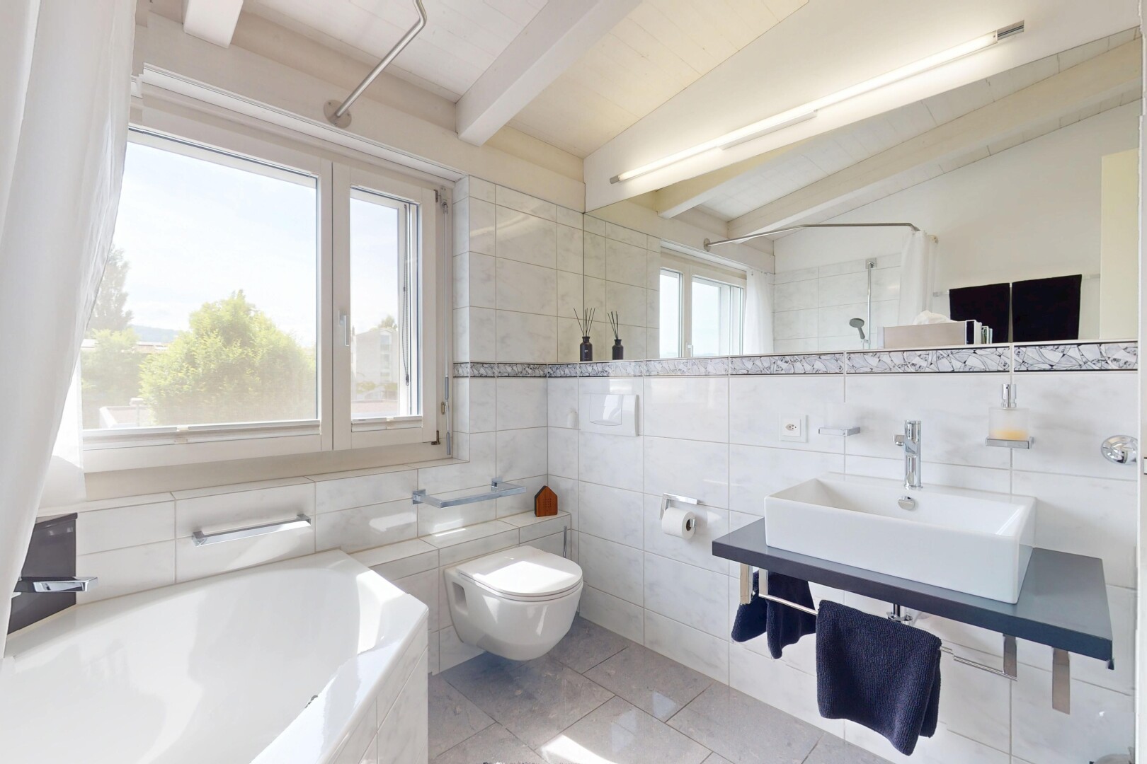 salle de bains avec salle de bain complète, beamed ceiling, plafond à poutres, tile wall, et mur en carrelage