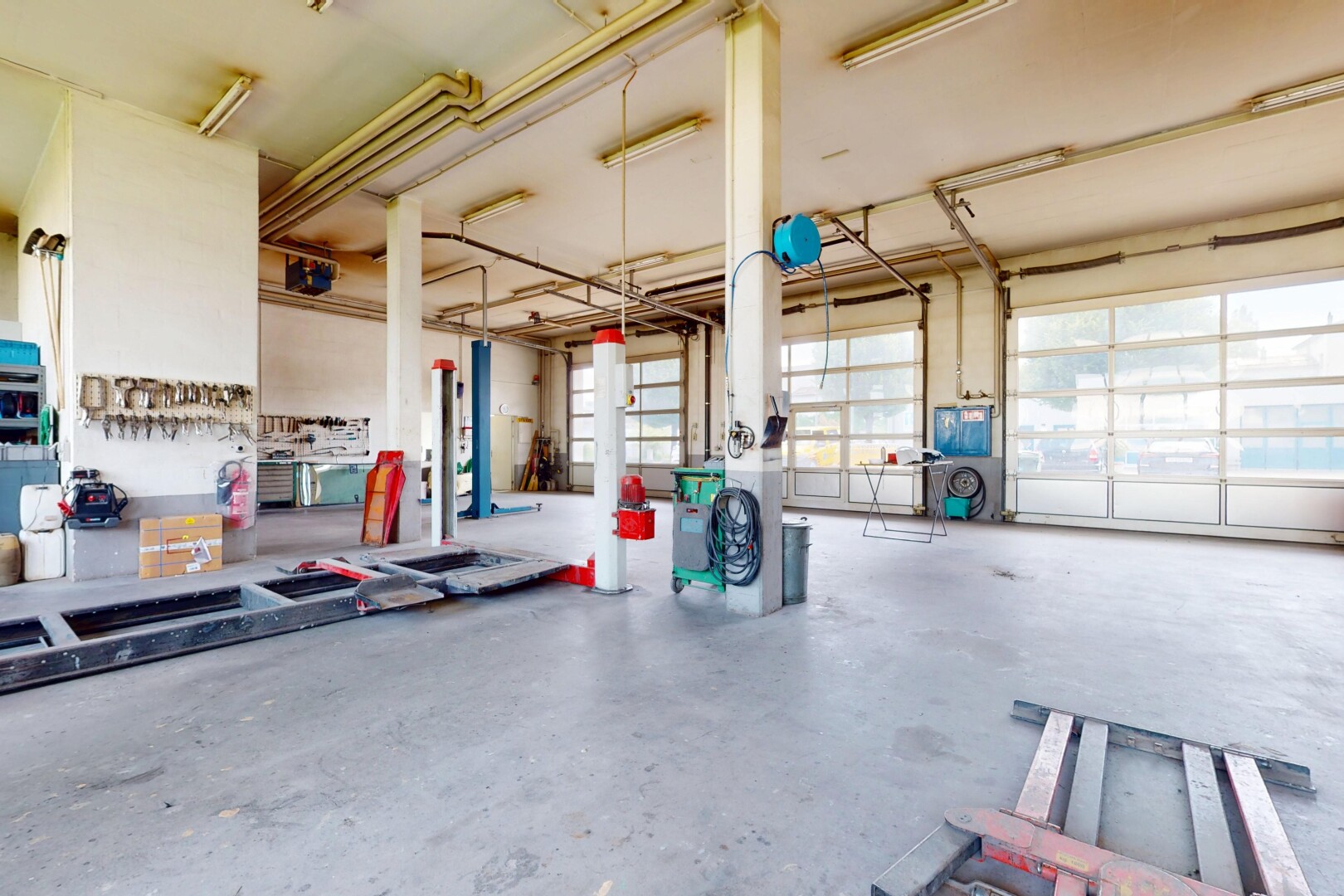 gym avec lumière naturelle, natural light, concrete floor, inside community, et unfinished concrete floor