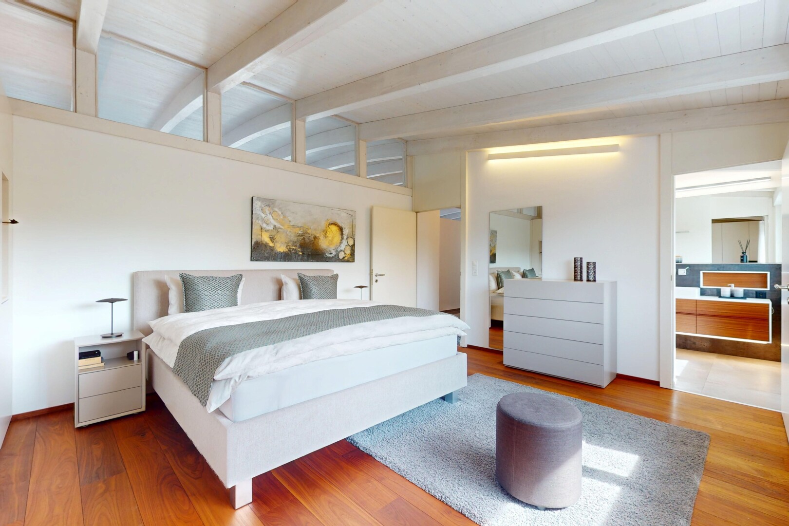 chambre avec beamed ceiling, plafond à poutres, inside property, drywall, et cloison sèche