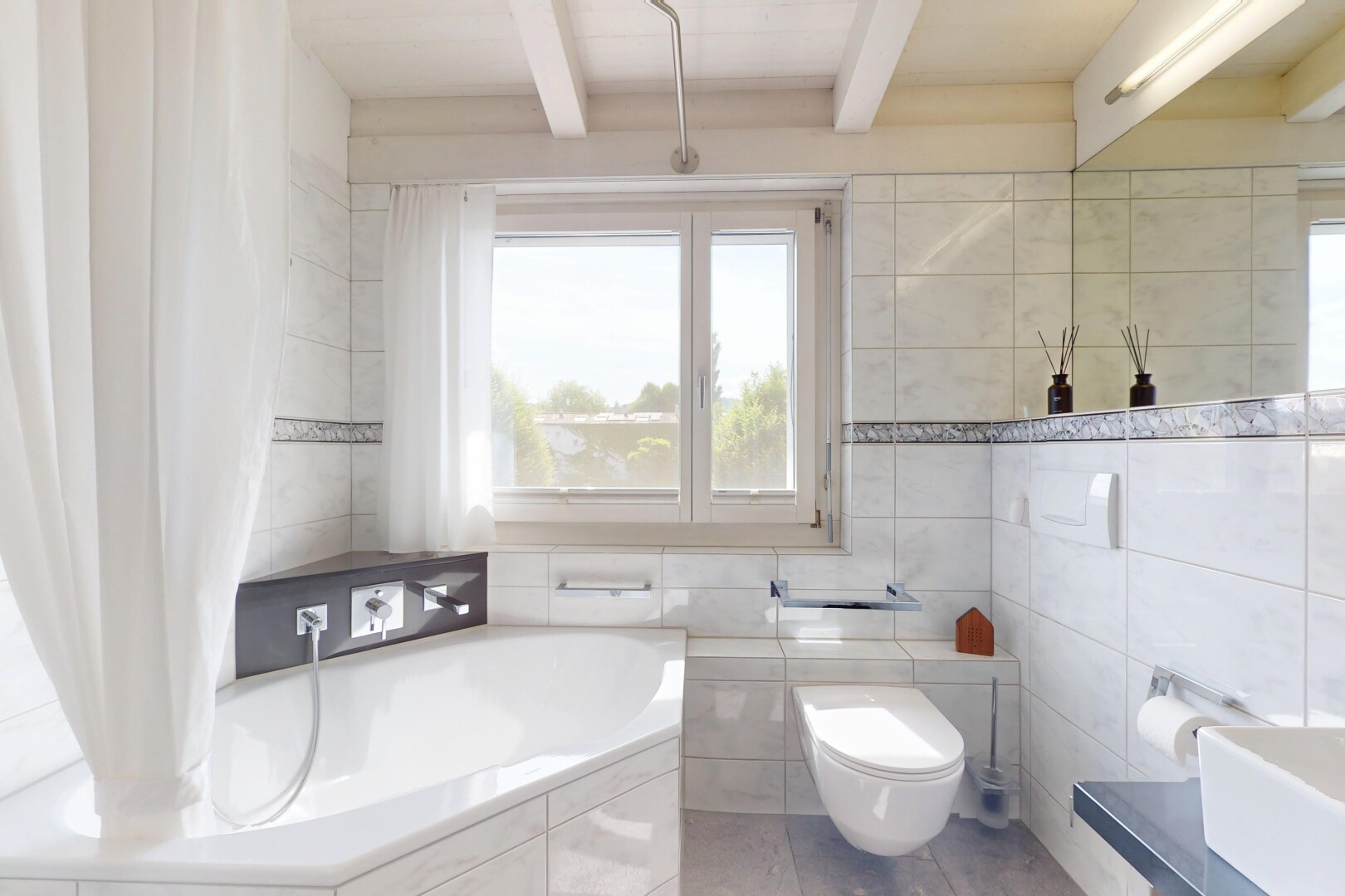 salle de bains avec plafond à poutres, beamed ceiling, bain, salle de bain complète, et inside property