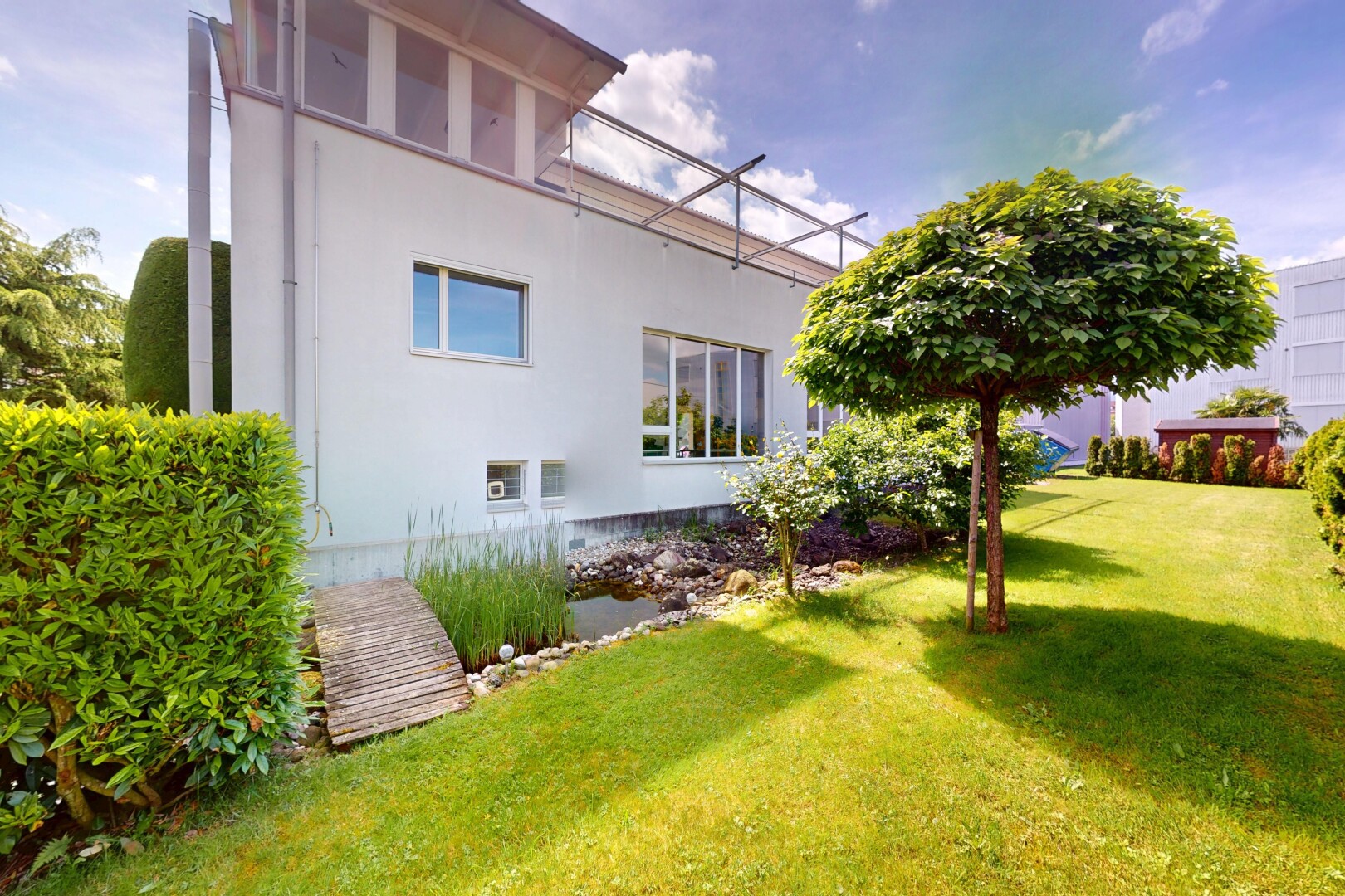 façade avec property visible, pelouse, et bardage en stuc