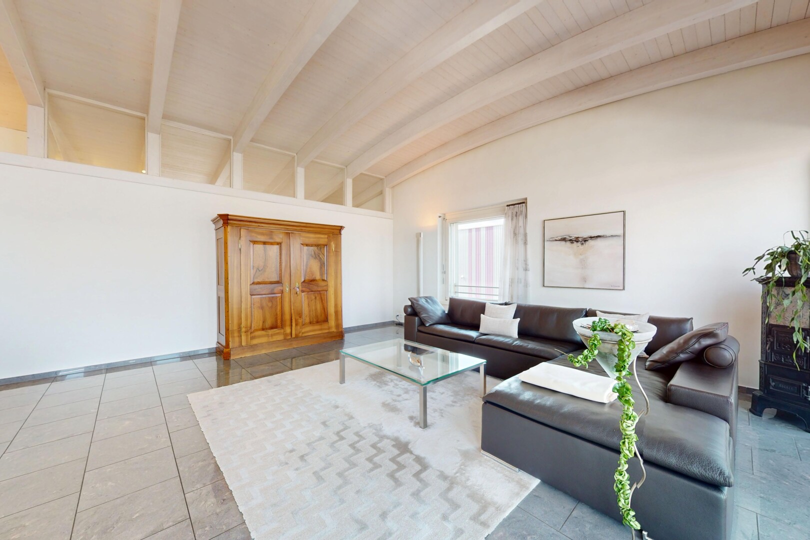 salon avec drywall, cloison sèche, vaulted ceiling, plafond voûté, et inside property