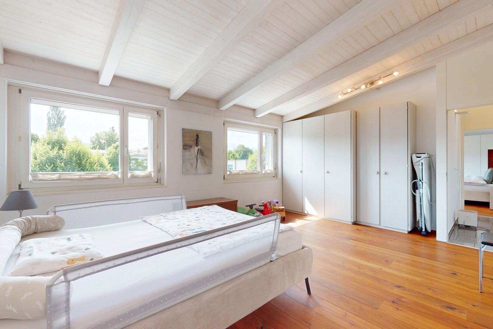 chambre avec plafond voûté, vaulted ceiling, inside property, lumière naturelle, et natural light