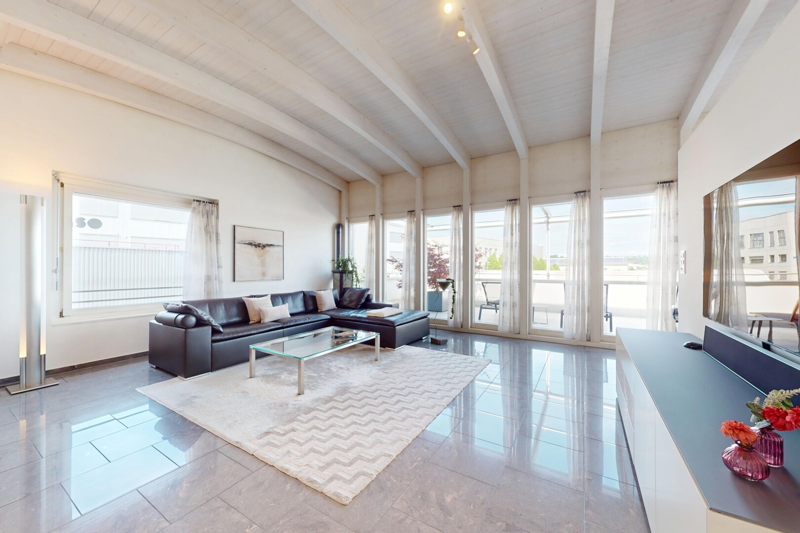 salon avec drywall, cloison sèche, natural light, lumière naturelle, et inside property