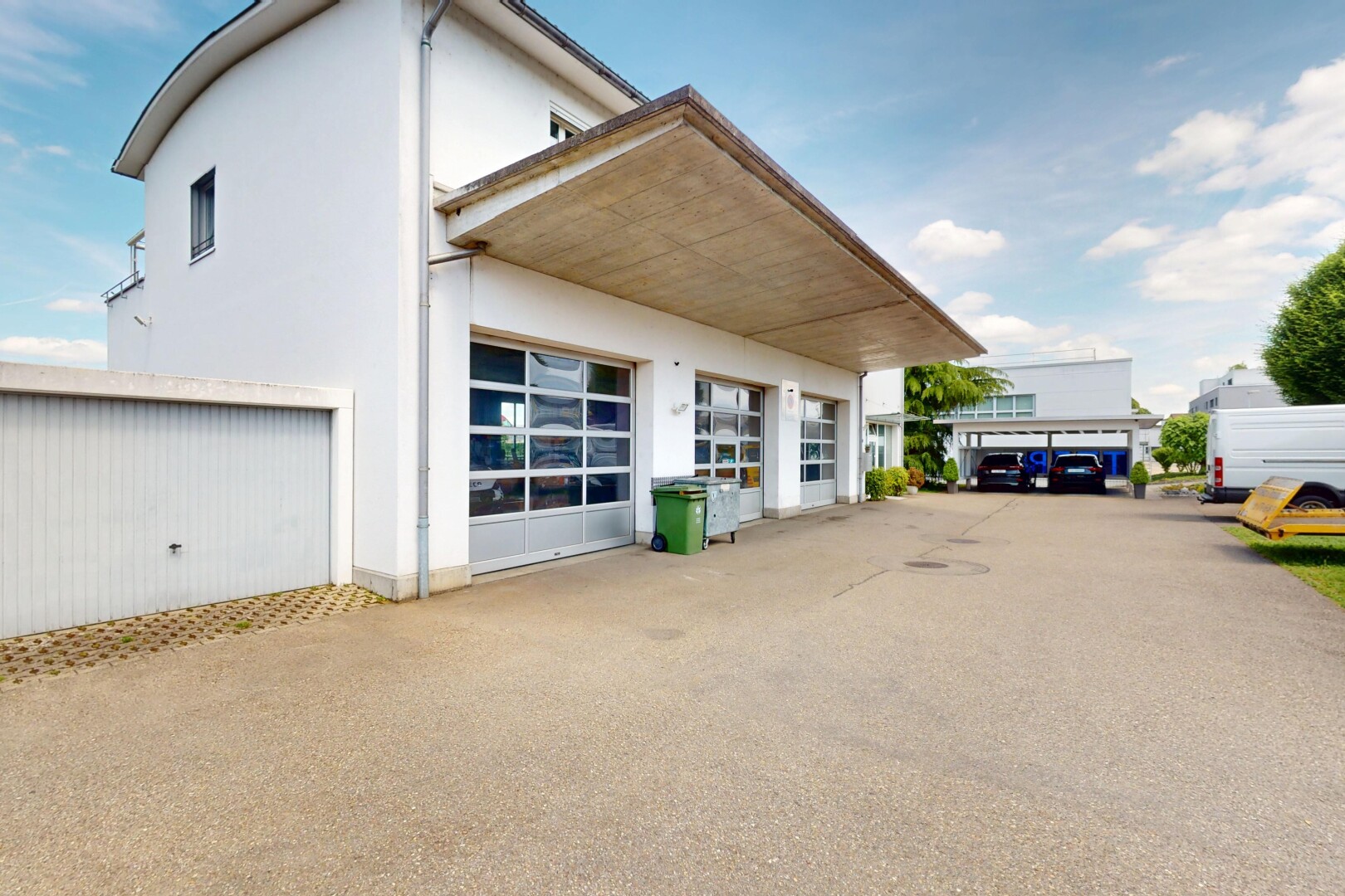 terrasse avec day time, property visible, et garage