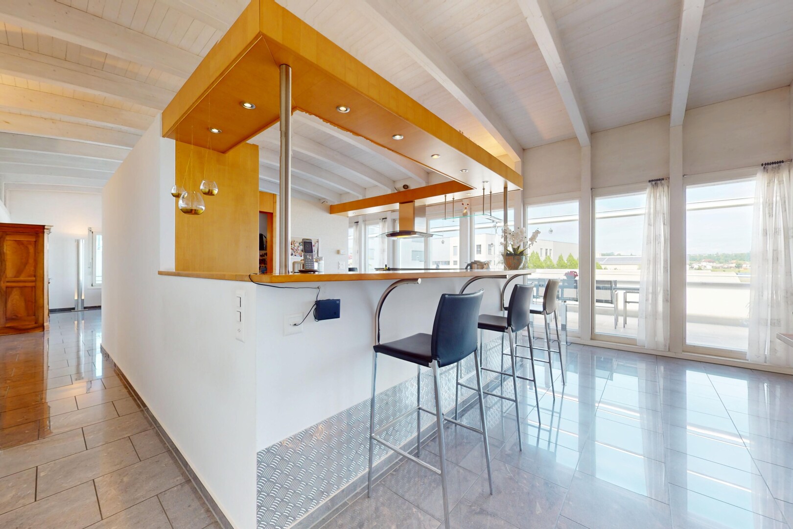 cuisine avec beamed ceiling, plafond à poutres, natural light, lumière naturelle, et drywall