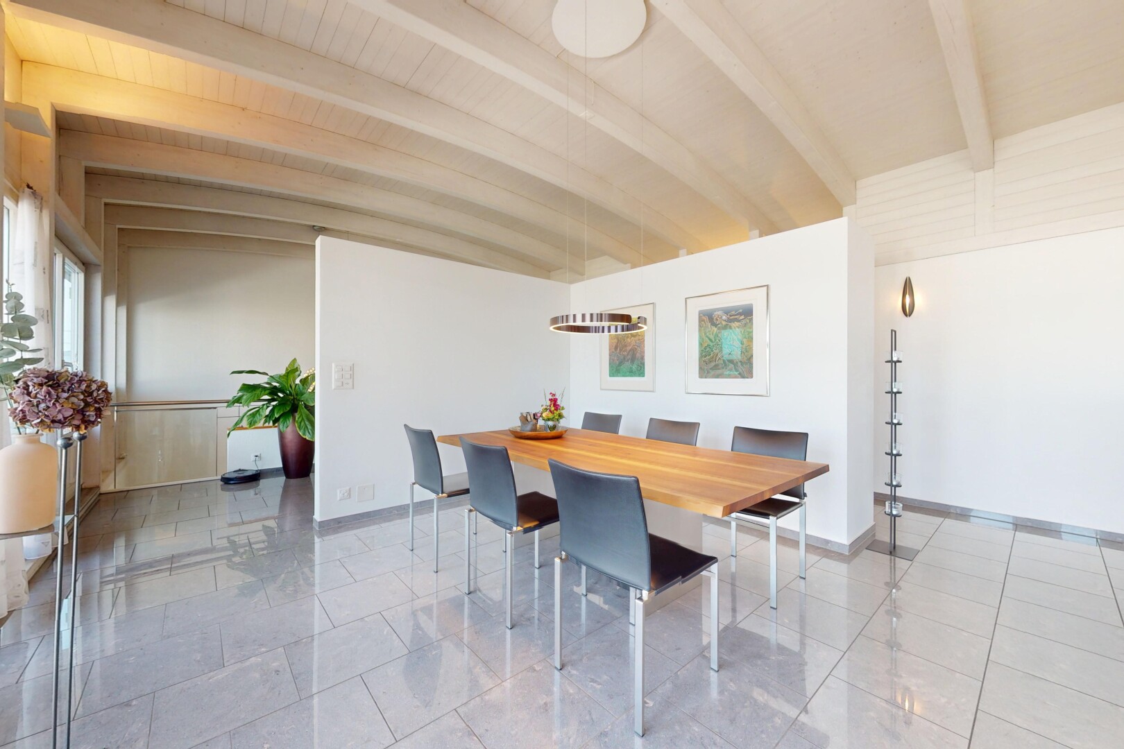 salle à manger avec beamed ceiling, plafond à poutres, drywall, cloison sèche, et inside property