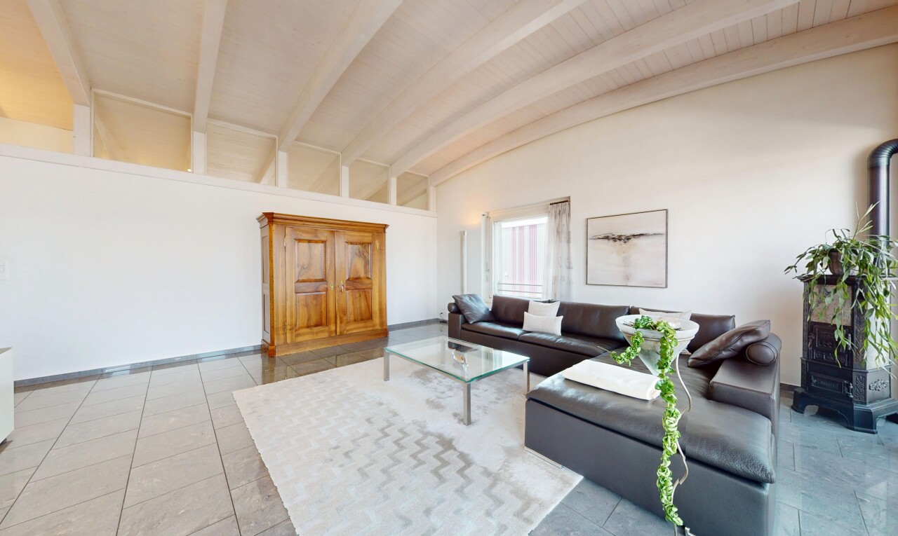 salon avec drywall, cloison sèche, vaulted ceiling, plafond voûté, et inside property