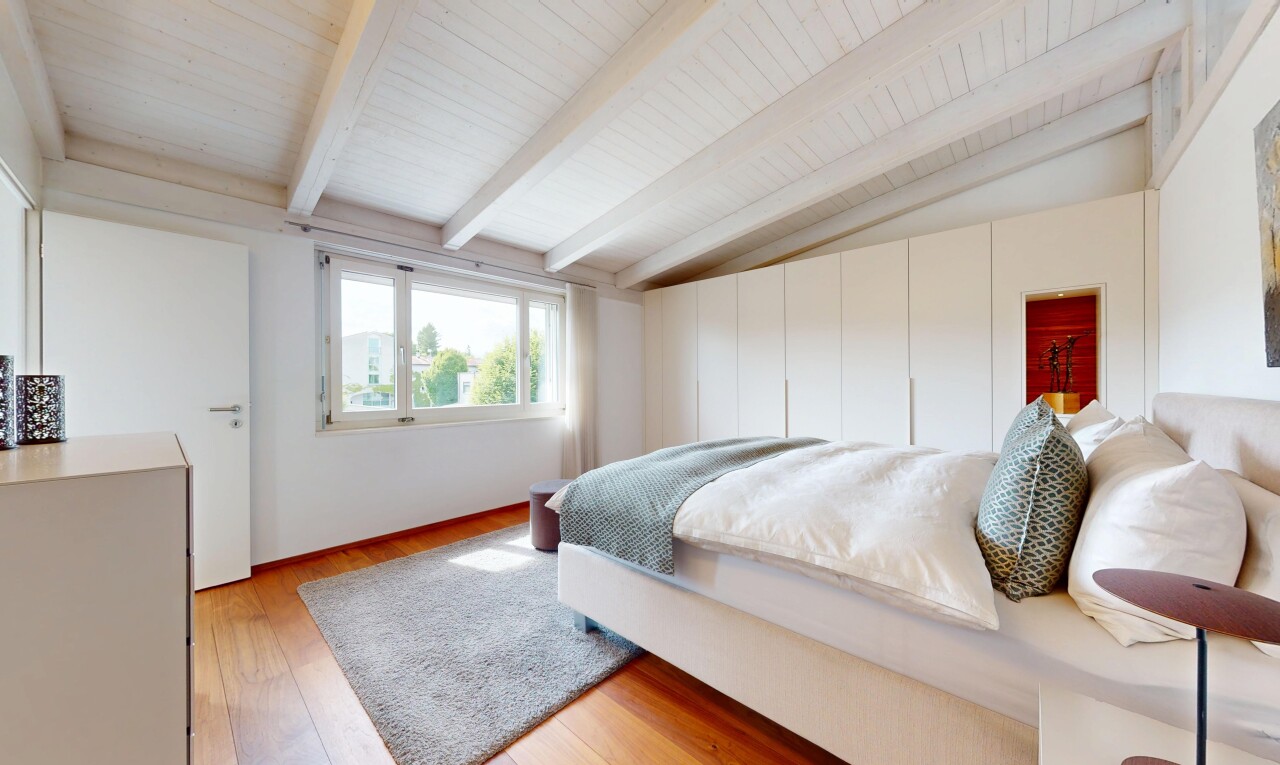 chambre avec vaulted ceiling, plafond voûté, natural light, lumière naturelle, et inside property