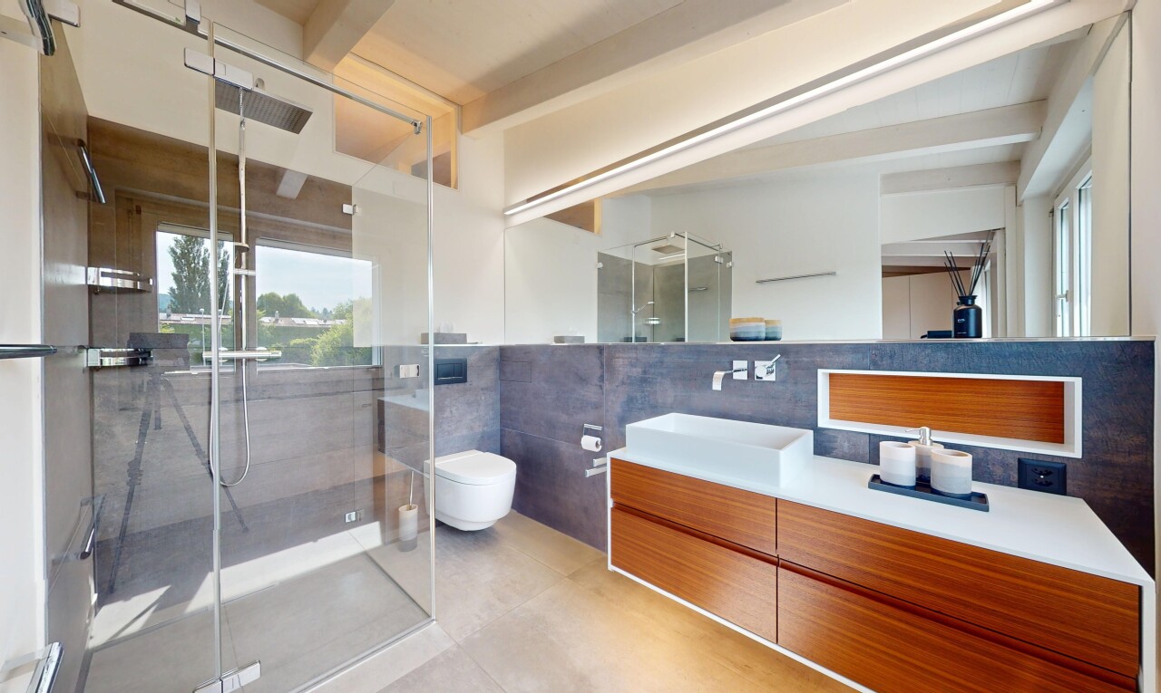 salle de bains avec tile wall, mur en carrelage, lavabo (ou coiffeuse selon le contexte), salle de bain complète, et douche