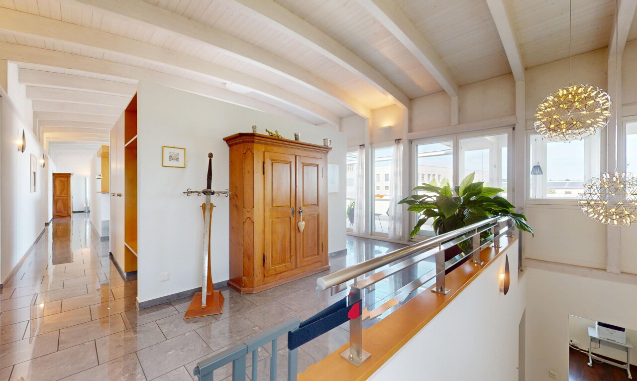 couloir avec lumière naturelle, natural light, plafond à poutres, beamed ceiling, et cloison sèche
