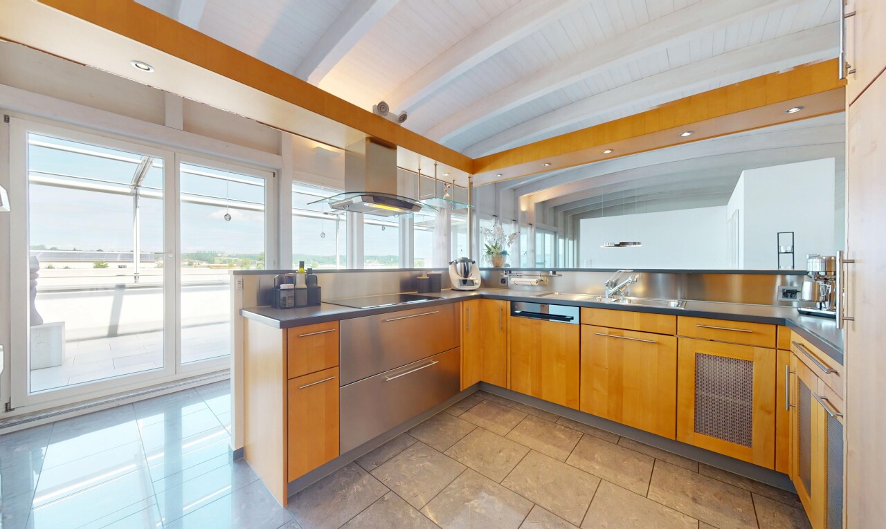 cuisine avec inside property, plafond à poutres, beamed ceiling, lumière naturelle, et natural light