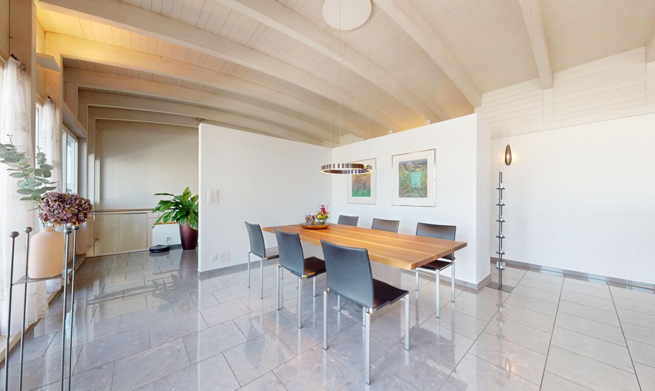 salle à manger avec beamed ceiling, plafond à poutres, drywall, cloison sèche, et inside property