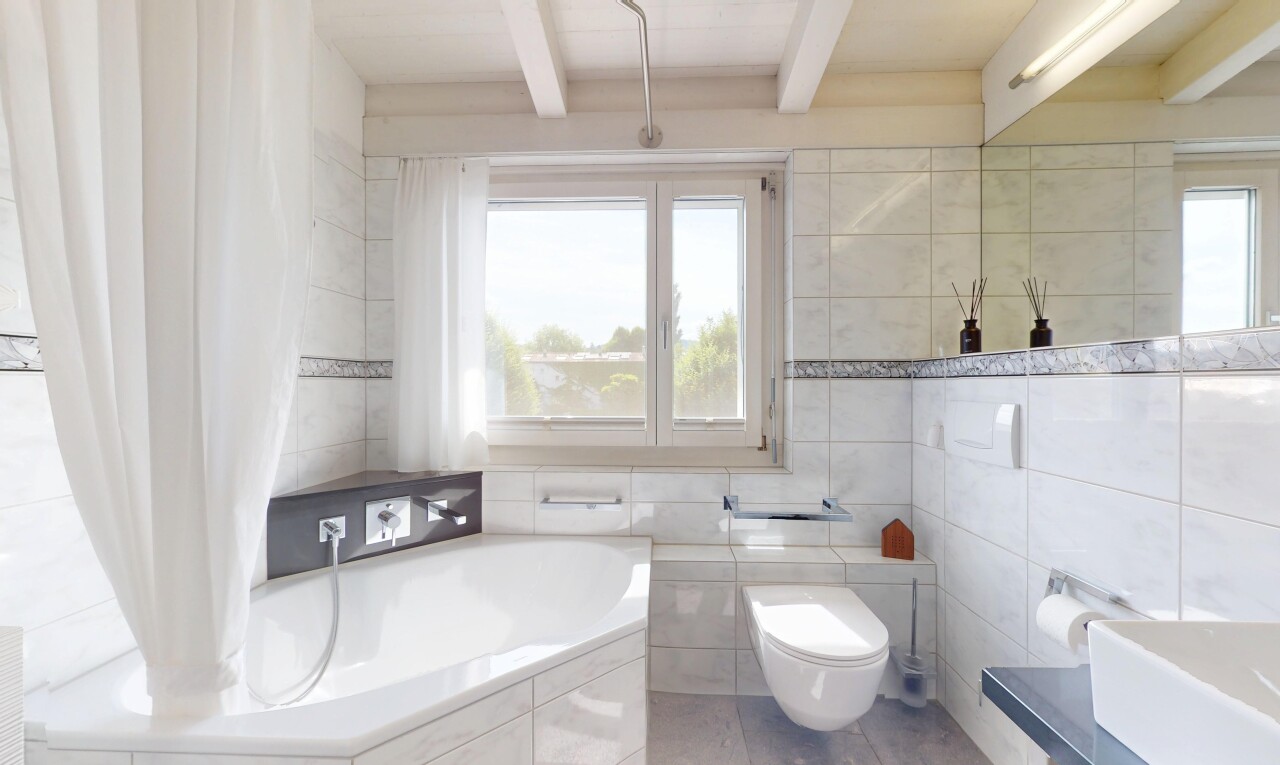 salle de bains avec plafond à poutres, beamed ceiling, bain, salle de bain complète, et inside property