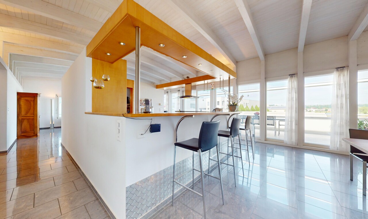 cuisine avec beamed ceiling, plafond à poutres, natural light, lumière naturelle, et drywall