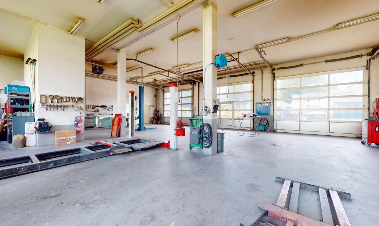gym avec lumière naturelle, natural light, concrete floor, inside community, et unfinished concrete floor