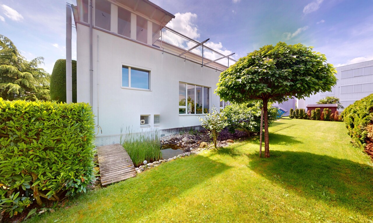 façade avec property visible, pelouse, et bardage en stuc