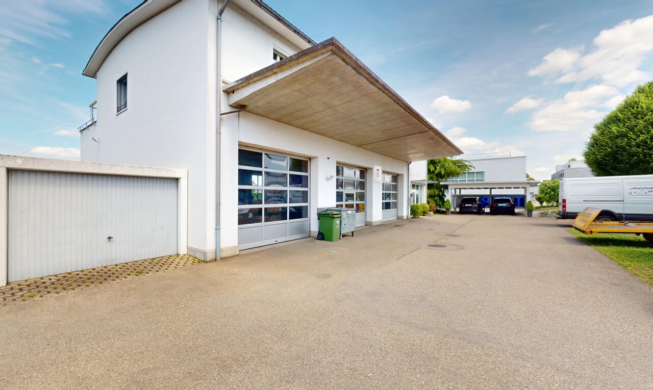 terrasse avec day time, property visible, et garage