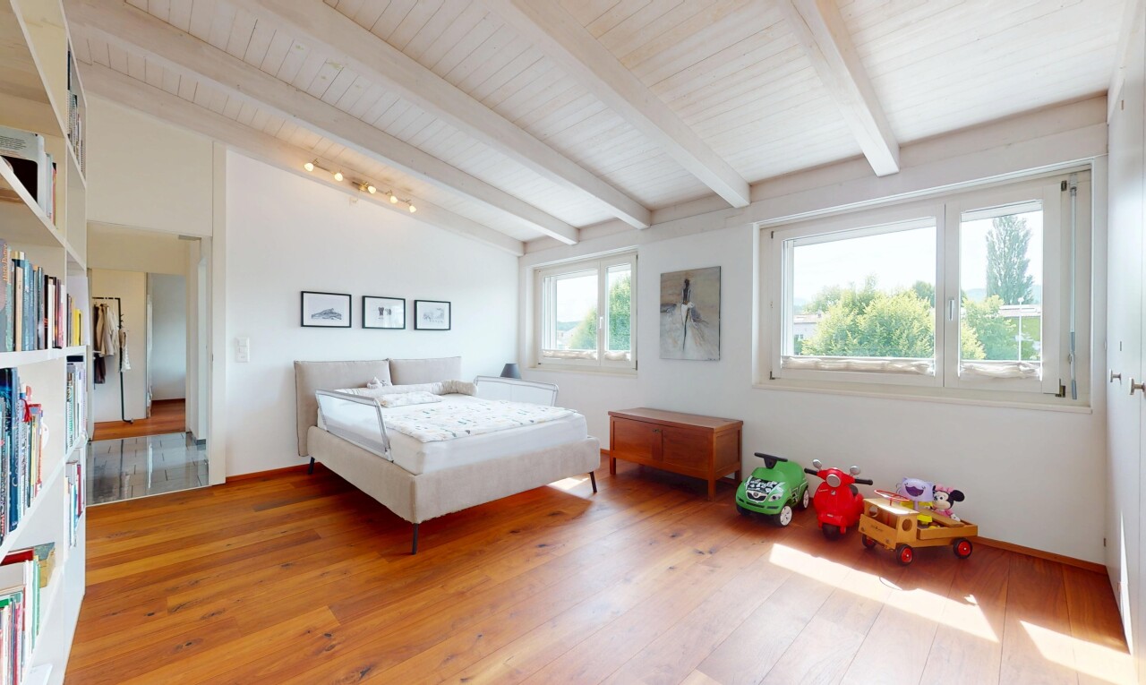 chambre avec inside property, drywall, cloison sèche, natural light, et lumière naturelle