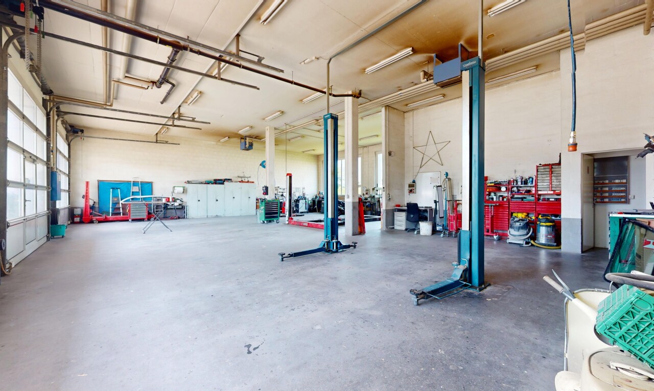 gym avec garage, concrete floor, inside community, lumière naturelle, et natural light