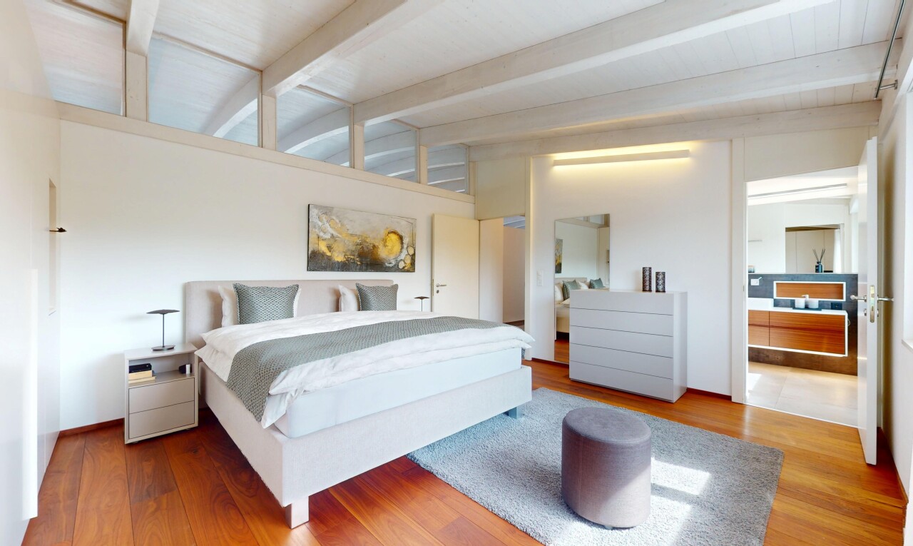 chambre avec beamed ceiling, plafond à poutres, inside property, drywall, et cloison sèche