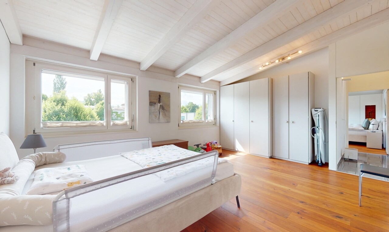 chambre avec plafond voûté, vaulted ceiling, inside property, lumière naturelle, et natural light