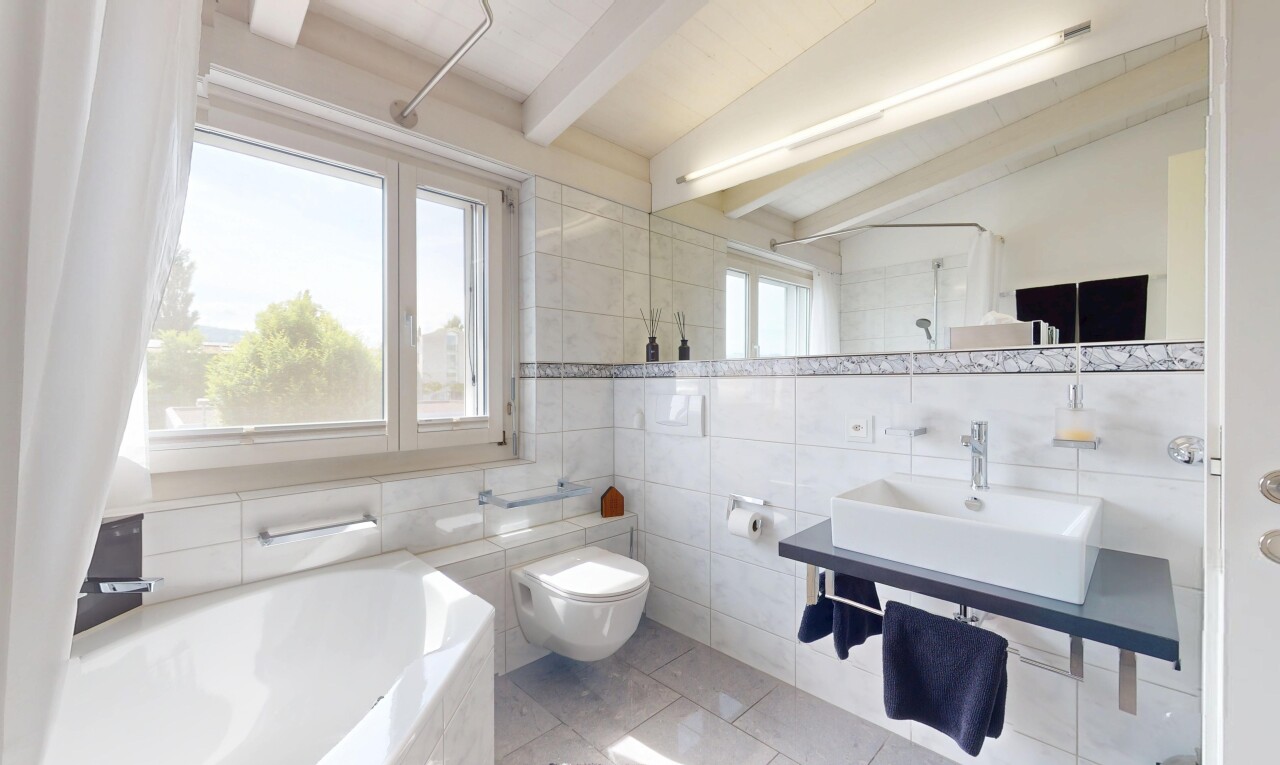 salle de bains avec salle de bain complète, beamed ceiling, plafond à poutres, tile wall, et mur en carrelage