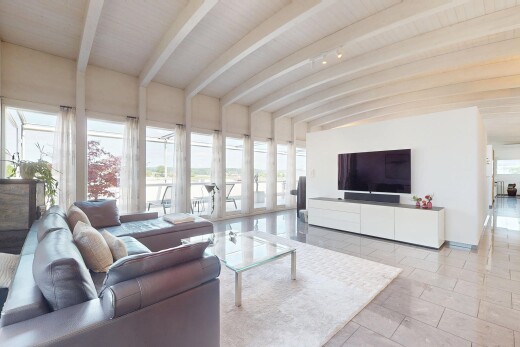 wohnzimmer mit fernseher, balkendecke, beamed ceiling, natürliches licht, und natural light