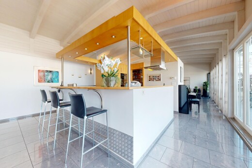 küche mit beamed ceiling, balkendecke, natural light, natürliches licht, und dunstabzugshaube