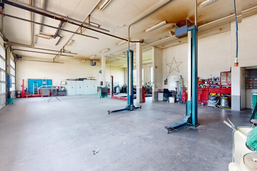 fitnessstudio mit garage, concrete floor, inside community, natürliches licht, und natural light